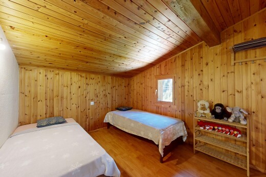 chambre avec wood wall, mur en bois, wood ceiling, plafond en bois, et vaulted ceiling