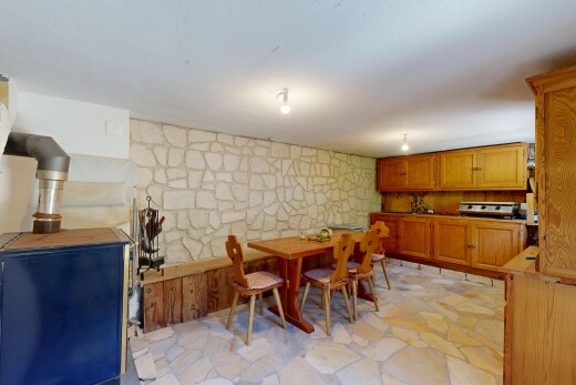 salle à manger avec mur en pierre, stone wall, flagstone, sol en finition pierre, et stone finish floor