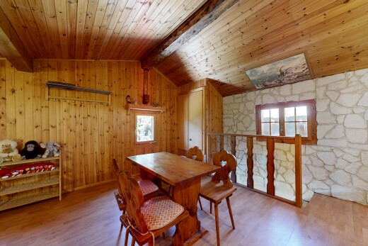 salle à manger avec beamed ceiling, plafond à poutres, natural light, lumière naturelle, et wood finish floor