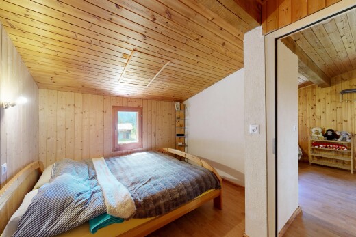 chambre avec wood wall, mur en bois, wood ceiling, plafond en bois, et wood finish floor