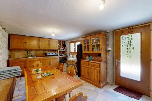 salle à manger avec inside property, light floor, natural light, lumière naturelle, et stone wall