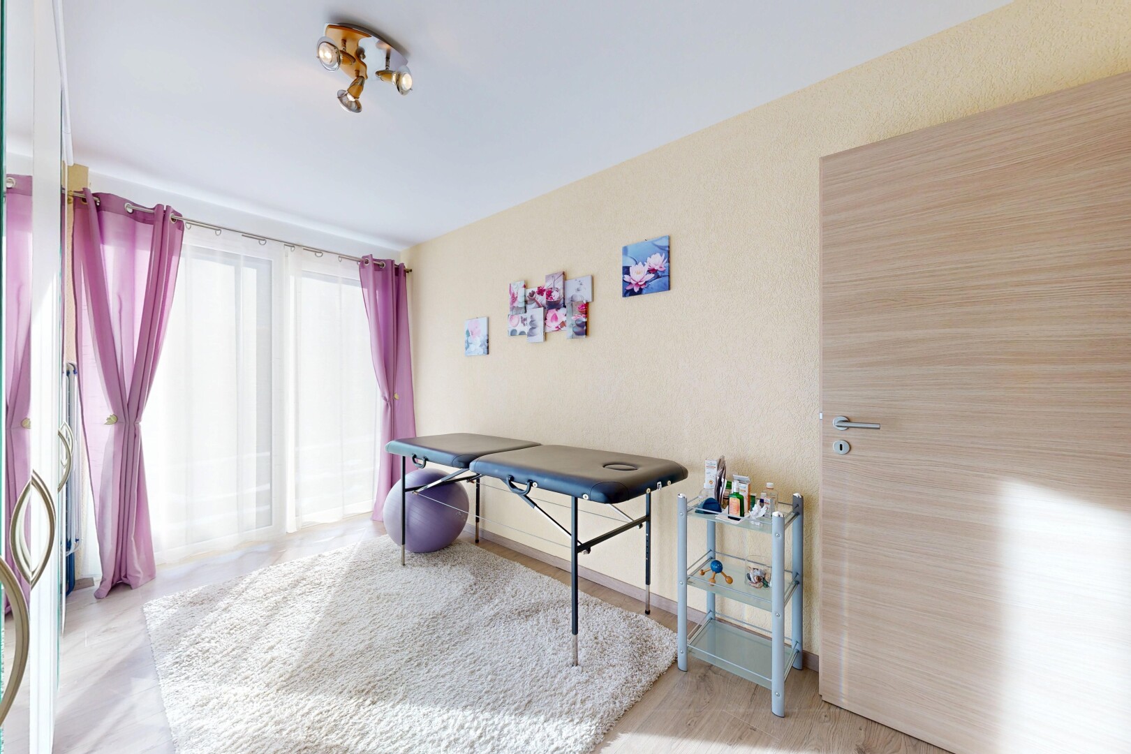 chambre avec inside property, lumière naturelle, natural light, sol en finition bois, et wood finish floor