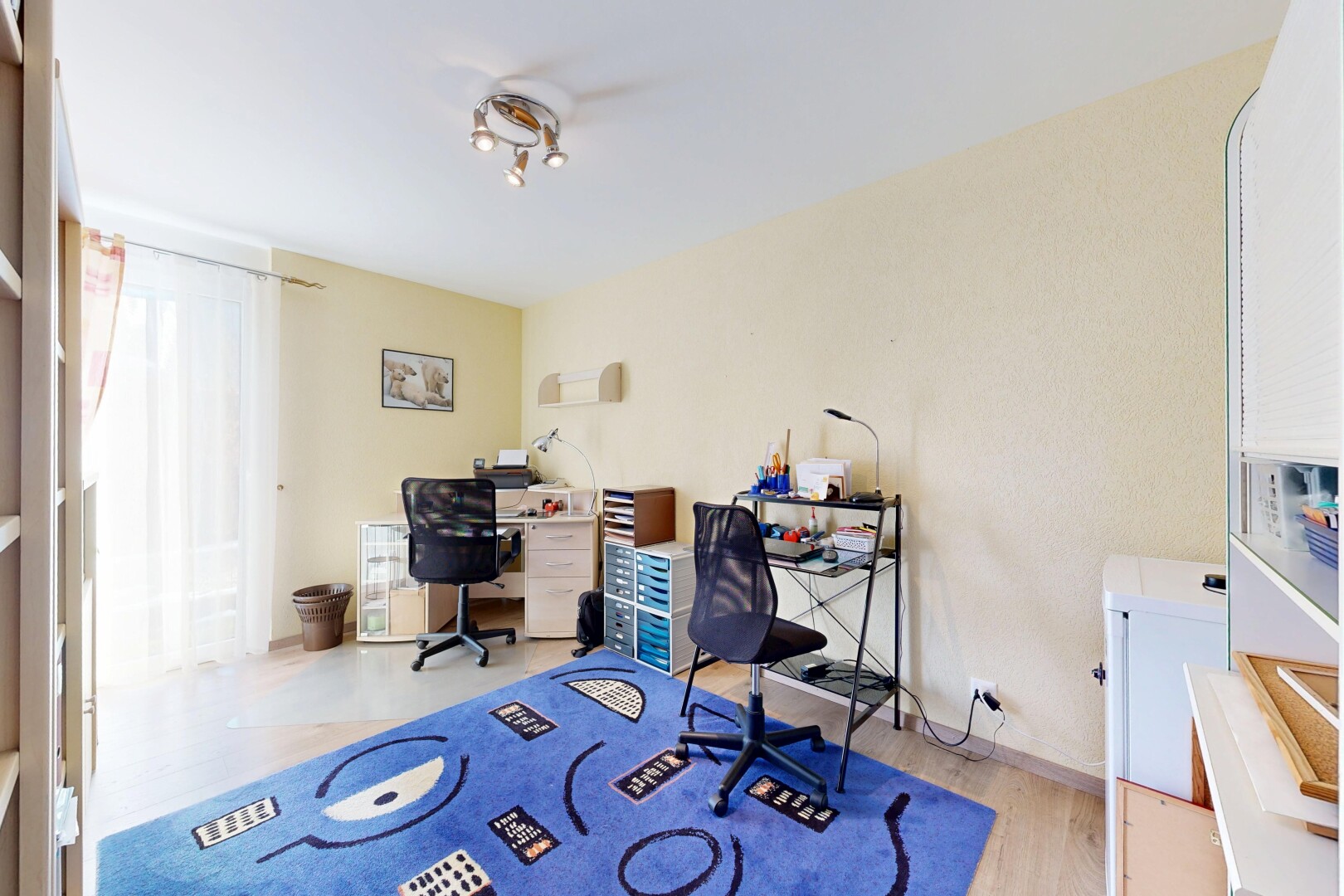 chambre avec inside property, espace bureau, sol en finition bois, wood finish floor, et cloison sèche