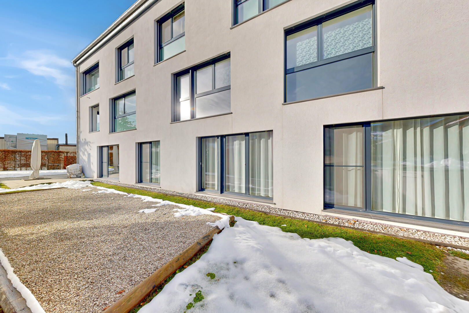extérieur du bâtiment avec clôture et day time