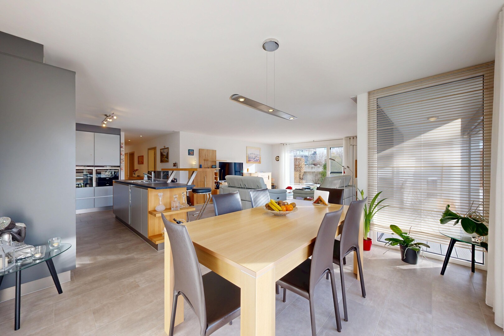 salle à manger avec lumière naturelle, natural light, inside property, cloison sèche, et drywall