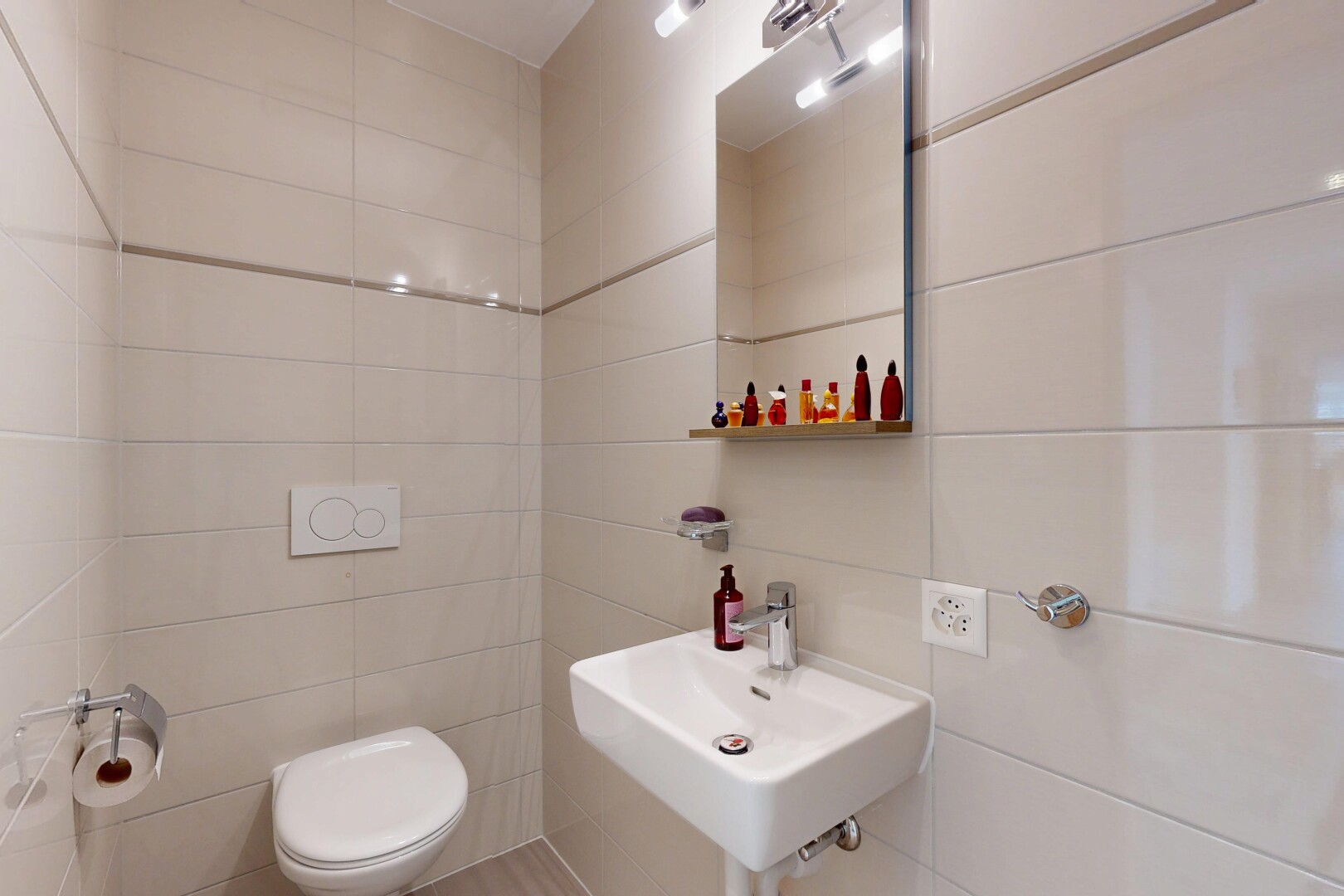 salle de bains avec toilette, miroir, inside property, mur en carrelage, et tile wall
