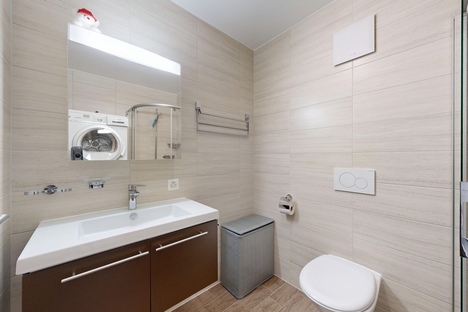 salle de bains avec lave-linge et sèche-linge, lavabo (ou coiffeuse selon le contexte), salle de bain complète, inside property, et douche