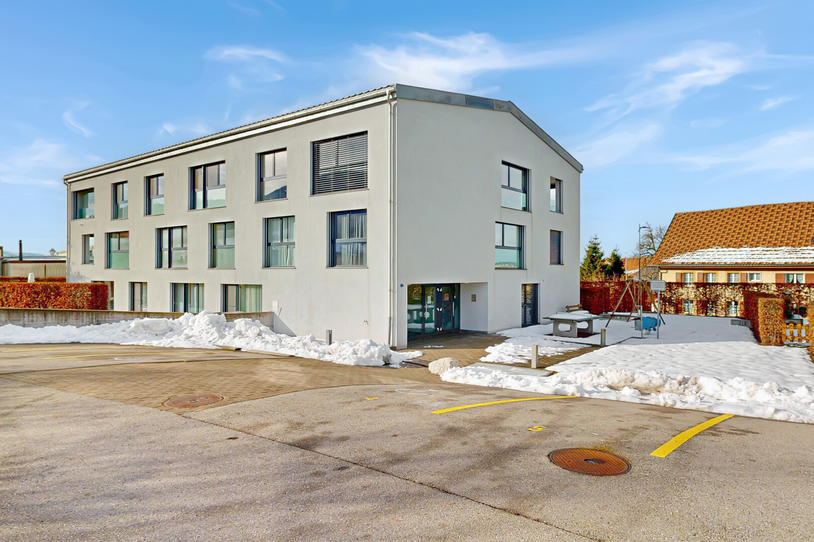 extérieur du bâtiment avec day time, vue sur le complexe d'appartements, apartment complex view, et snow