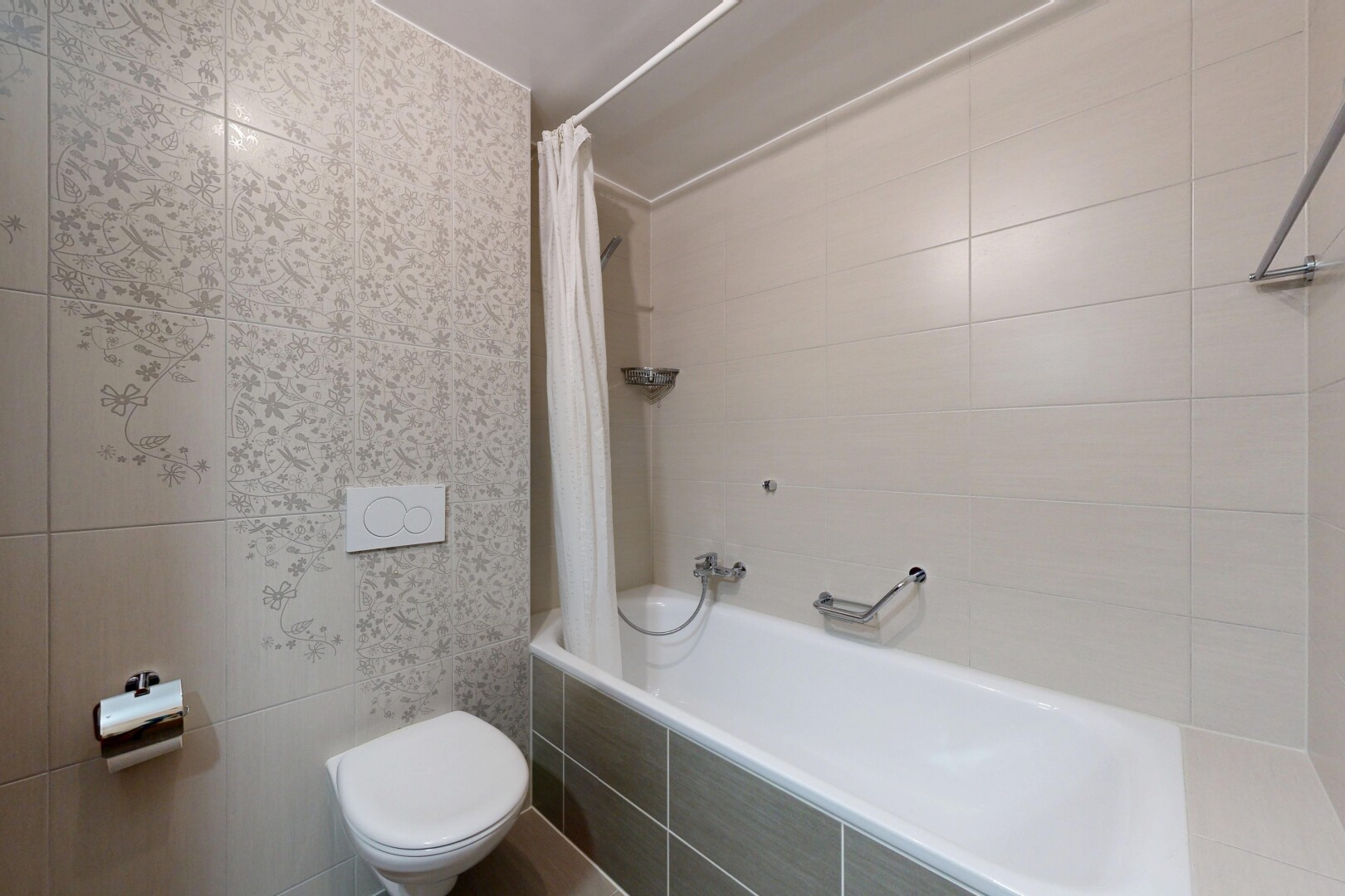salle de bains avec mur en carrelage, tile wall, salle de bain complète, inside property, et douche-bain combinés
