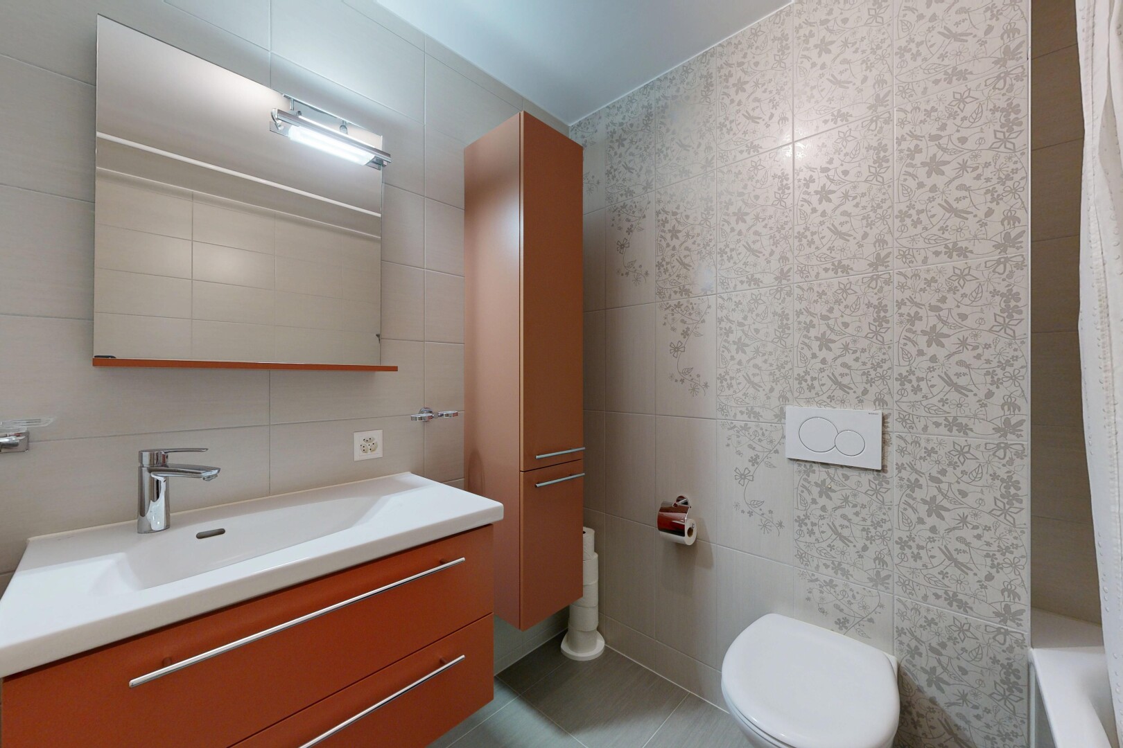 salle de bains avec mur en carrelage, tile wall, inside property, miroir, et lavabo (ou coiffeuse selon le contexte)