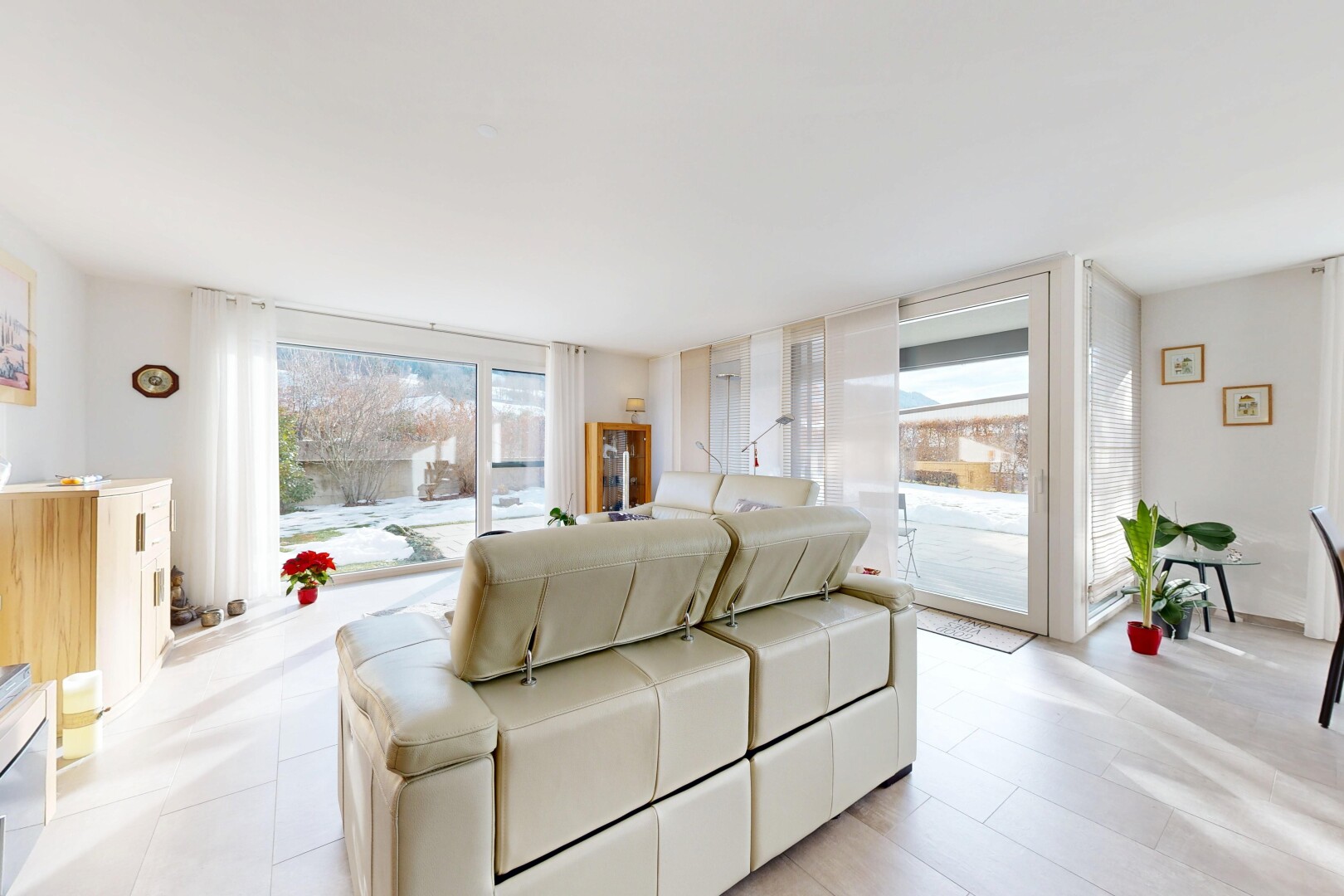 salon avec cloison sèche, drywall, lumière naturelle, natural light, et inside property