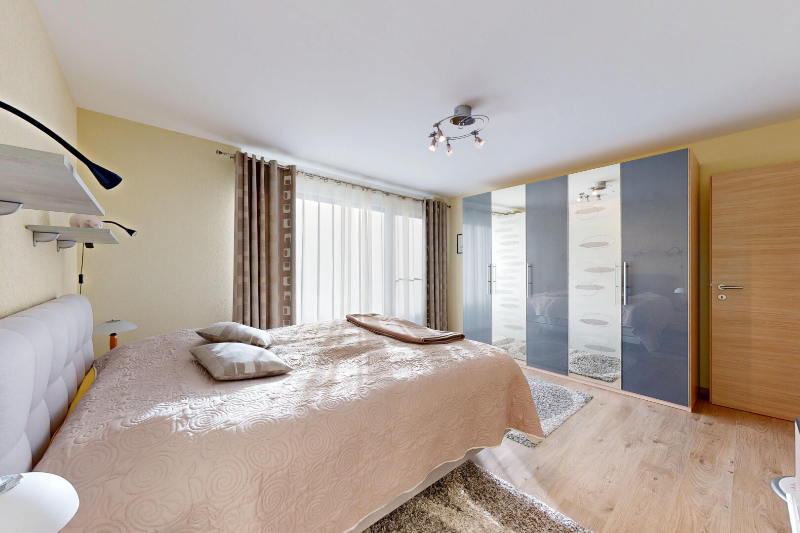 chambre avec sol en finition bois, wood finish floor, inside property, lumière naturelle, et natural light