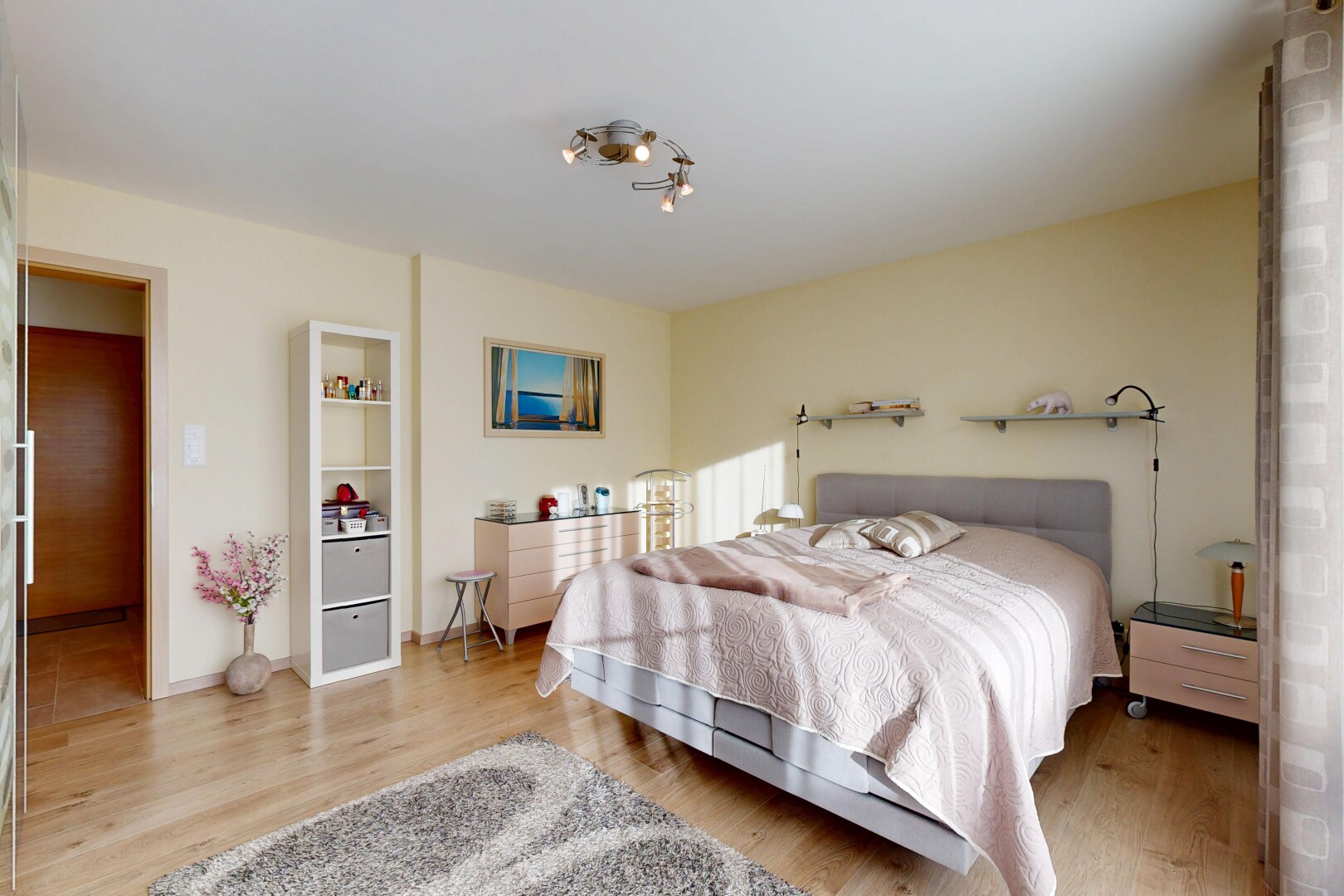 chambre avec cloison sèche, drywall, sol en finition bois, wood finish floor, et inside property