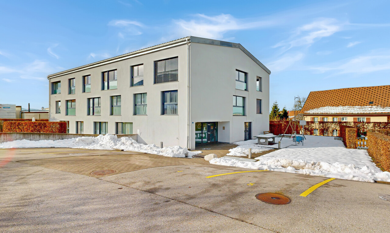 extérieur du bâtiment avec day time, vue sur le complexe d'appartements, apartment complex view, et snow