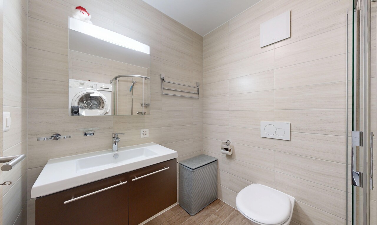 salle de bains avec lave-linge et sèche-linge, lavabo (ou coiffeuse selon le contexte), salle de bain complète, inside property, et douche