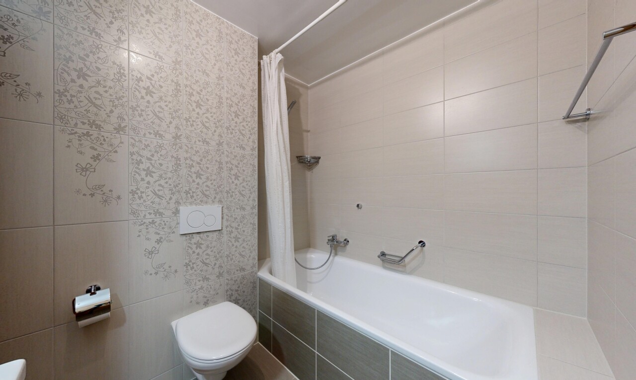 salle de bains avec mur en carrelage, tile wall, salle de bain complète, inside property, et douche-bain combinés