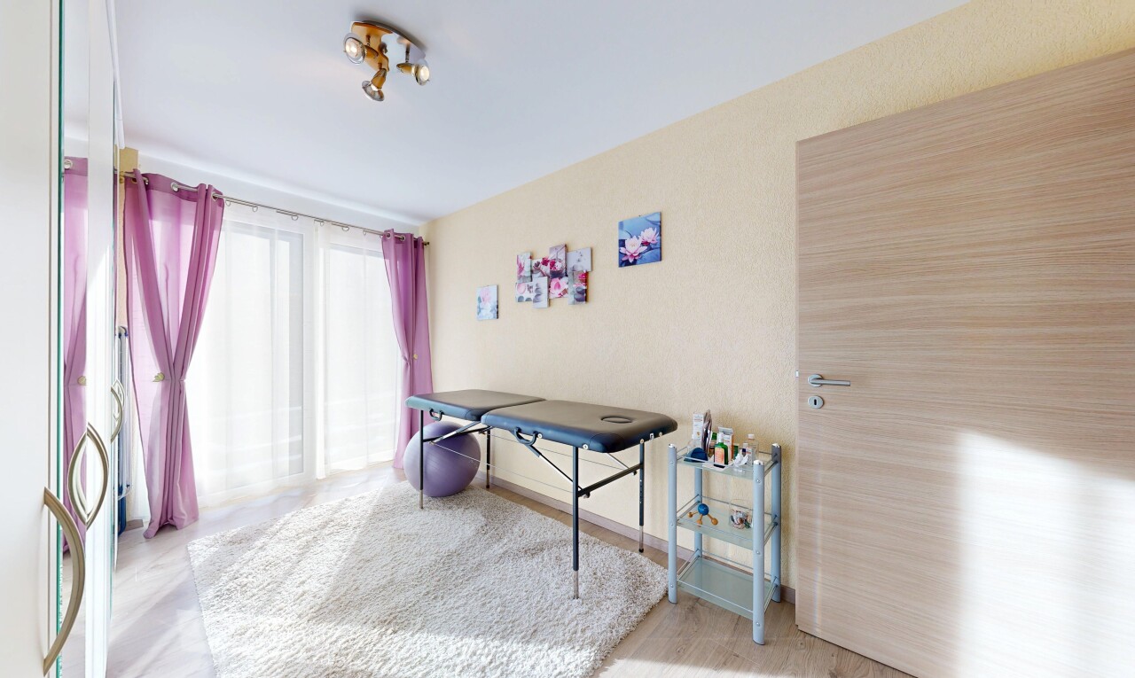 chambre avec inside property, lumière naturelle, natural light, sol en finition bois, et wood finish floor