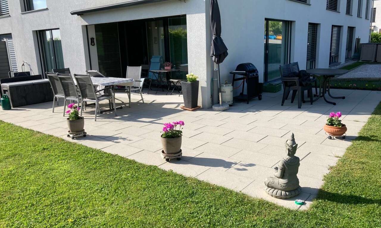 terrasse avec terrasse, property visible, gril, coin repas extérieur, et pelouse