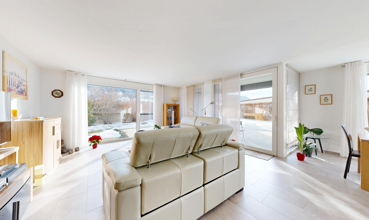salon avec cloison sèche, drywall, lumière naturelle, natural light, et inside property
