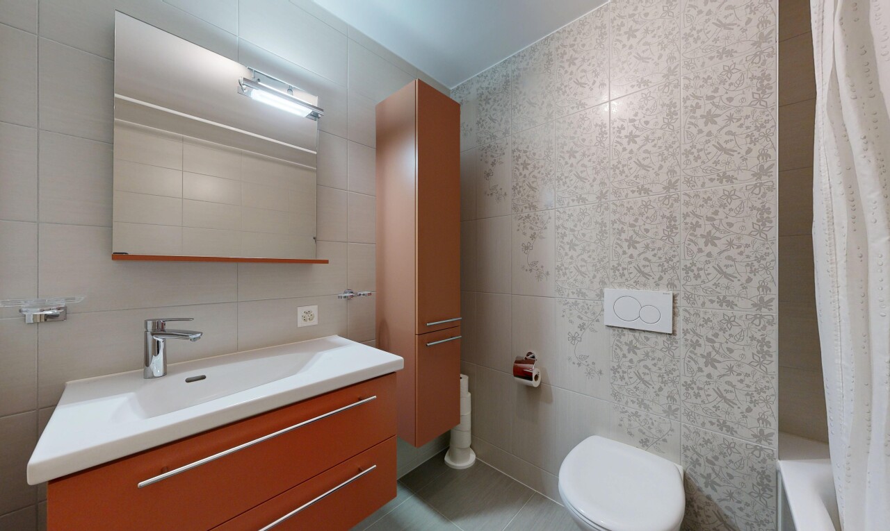 salle de bains avec mur en carrelage, tile wall, inside property, miroir, et lavabo (ou coiffeuse selon le contexte)