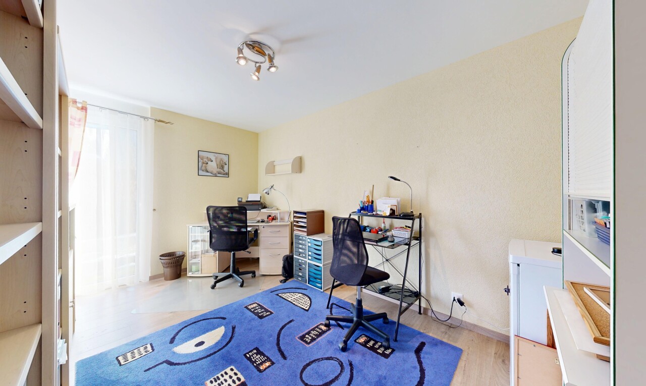 chambre avec inside property, espace bureau, sol en finition bois, wood finish floor, et cloison sèche