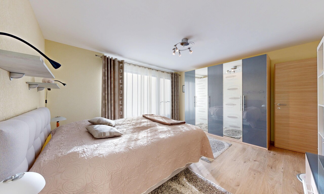 chambre avec sol en finition bois, wood finish floor, inside property, lumière naturelle, et natural light