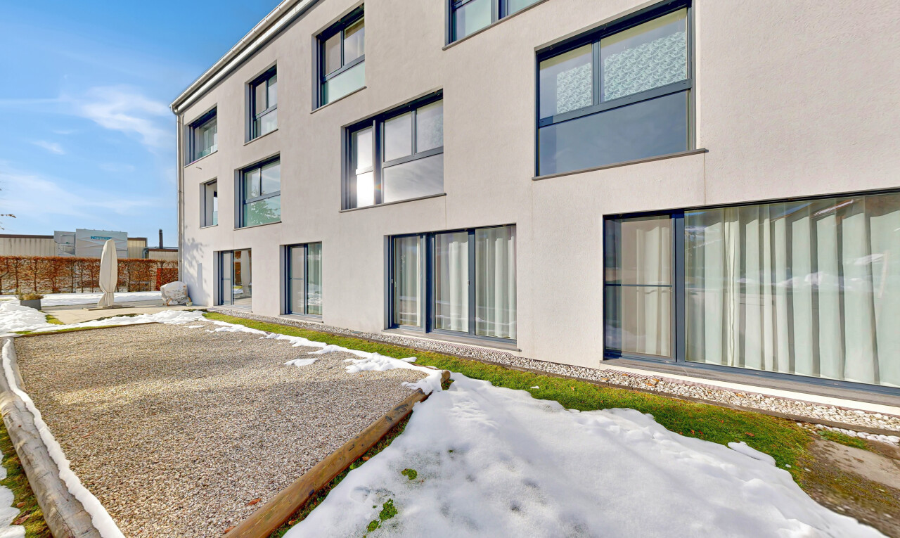 extérieur du bâtiment avec clôture et day time