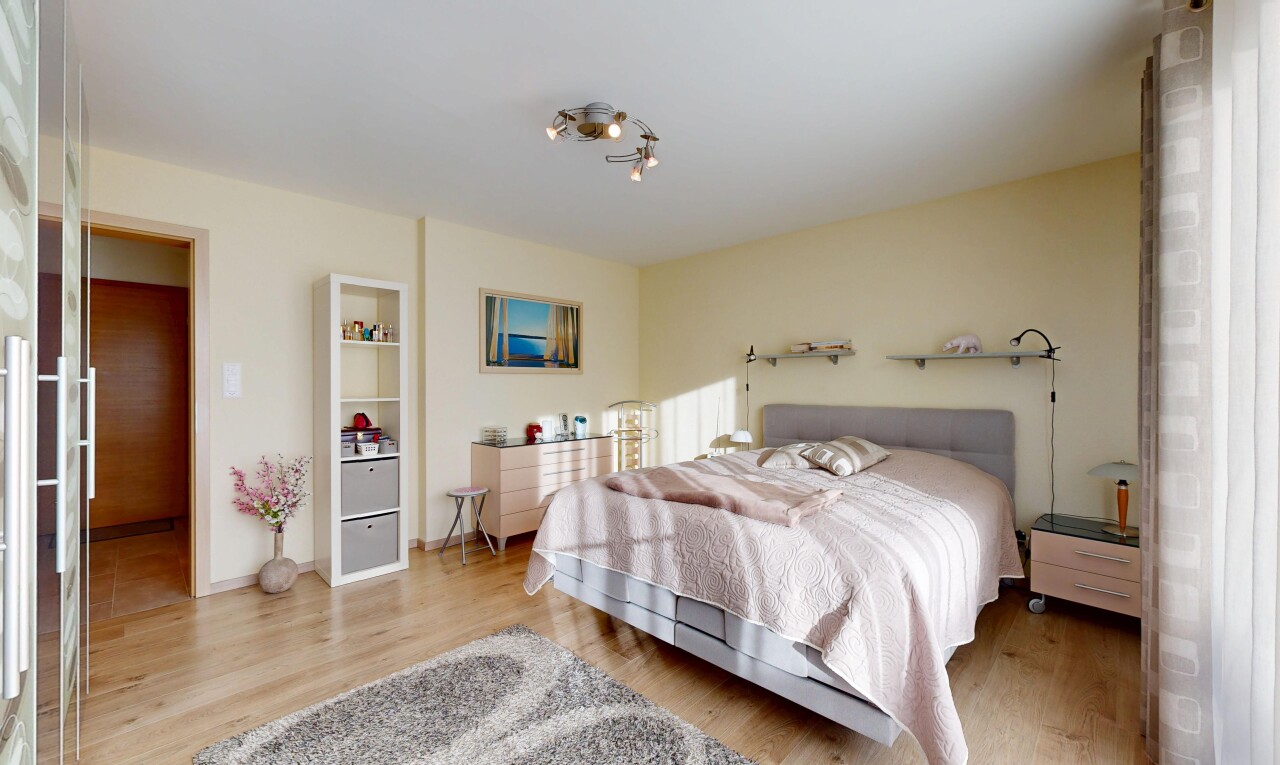 chambre avec cloison sèche, drywall, sol en finition bois, wood finish floor, et inside property