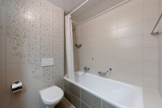 bathroom featuring tile walls and tiled shower / bath