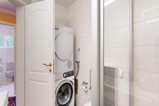 wäschekammer mit tile wall, fliesenwand, natural light, natürliches licht, und inside property