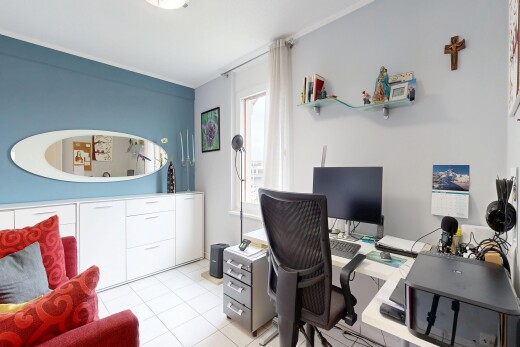 bureau avec cloison sèche, drywall, télévision, lumière naturelle, et natural light