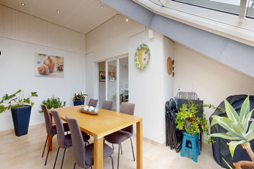 salle à manger avec cloison sèche, drywall, inside property, plafond haut, et high ceiling