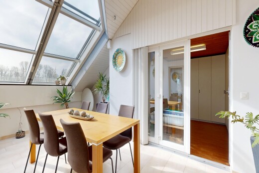 esszimmer mit dachschräge, vaulted ceiling, virtually staged, natürliches licht, und natural light