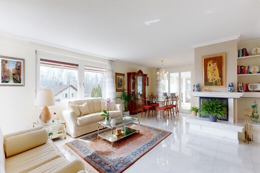 wohn- / esszimmer mit inside property, drywall, gipskartonwand, bemerkenswerter kronleuchter, und natural light