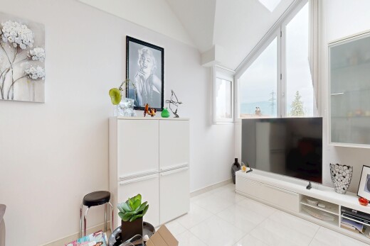 wohnzimmer mit fernseher, drywall, gipskartonwand, inside property, und light floor