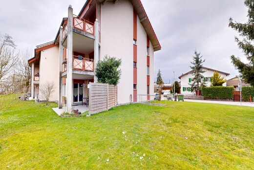 façade avec overcast, from community, bardage en stuc, pelouse, et apartment complex view