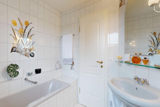salle de bains avec mur en carrelage, tile wall, miroir, évier, et salle de bain complète