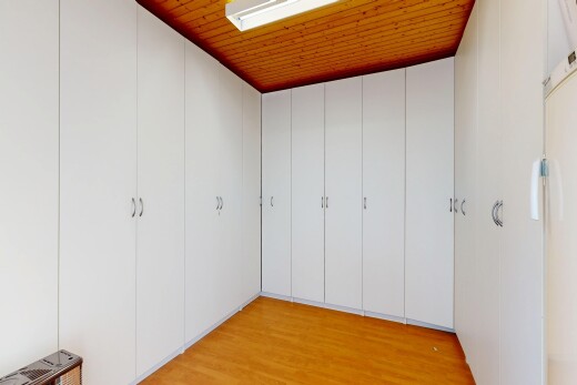 zimmer / schlafzimmer mit holzfußboden, wood finish floor, inside property, kühlschrank, und light floor
