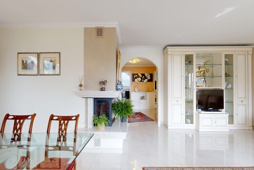 salle à manger avec télévision, cloison sèche, drywall, passages en arc, et inside property