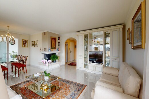 wohn- / esszimmer mit gewölbte gehwege, inside property, drywall, gipskartonwand, und light floor