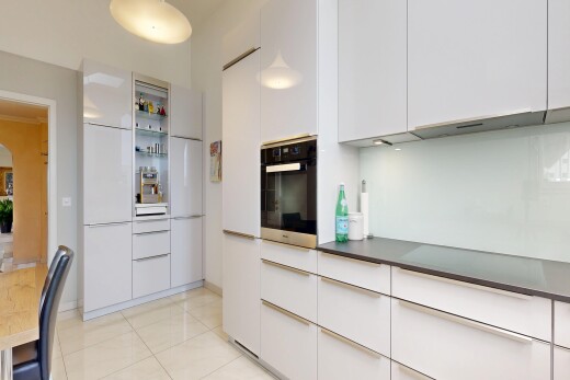 cuisine avec four, armoires blanches, white cabinets, light floor, et armoires à panneau plat