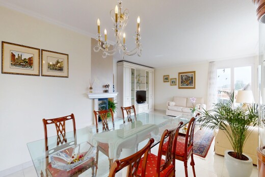 esszimmer mit drywall, gipskartonwand, inside property, bemerkenswerter kronleuchter, und crown molding