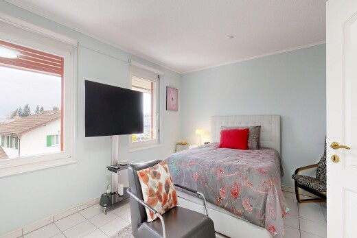 zimmer / schlafzimmer mit fernseher, crown molding, kronenstuck, inside property, und drywall