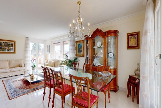 wohn- / esszimmer mit natural light, natürliches licht, crown molding, kronenstuck, und inside property