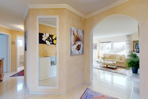 halle / korridor mit crown molding, kronenstuck, natural light, natürliches licht, und gewölbte gehwege