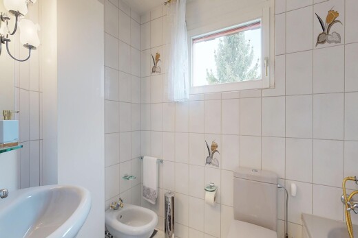 bad mit bidet, toilette, komplettes badezimmer, inside property, und natürliches licht