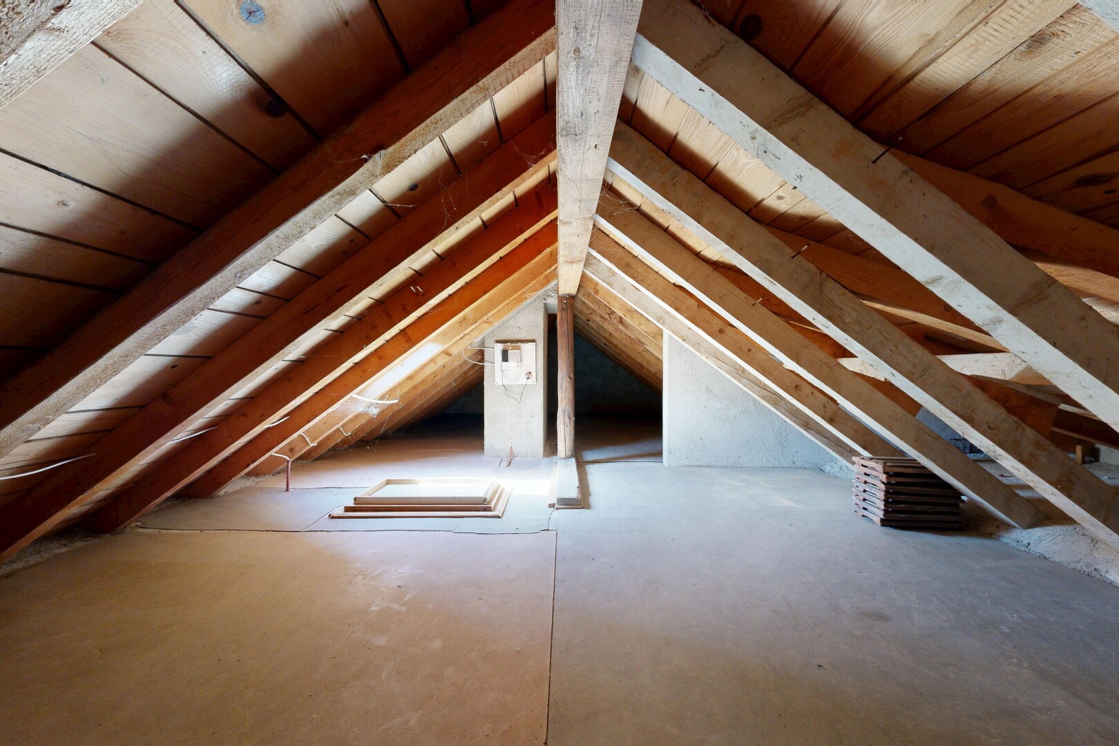 pièce vide avec cathedral ceiling, plafond cathédrale, vaulted ceiling, plafond voûté, et low ceiling