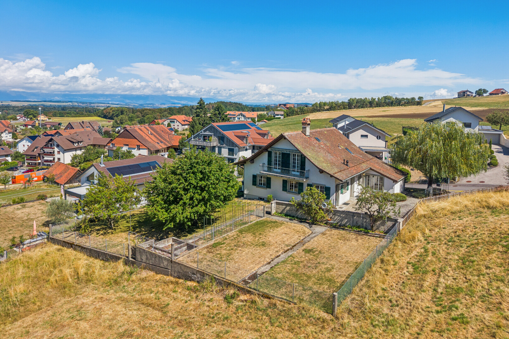 façade avec day time, clôture, drone view, et neighborhood view