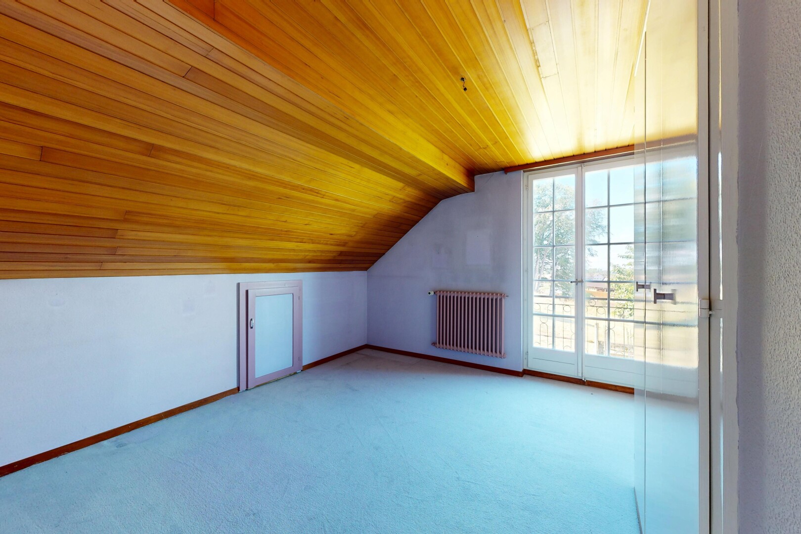 pièce vide avec plafond voûté, vaulted ceiling, radiateur, pièce supplémentaire, et plafond bas