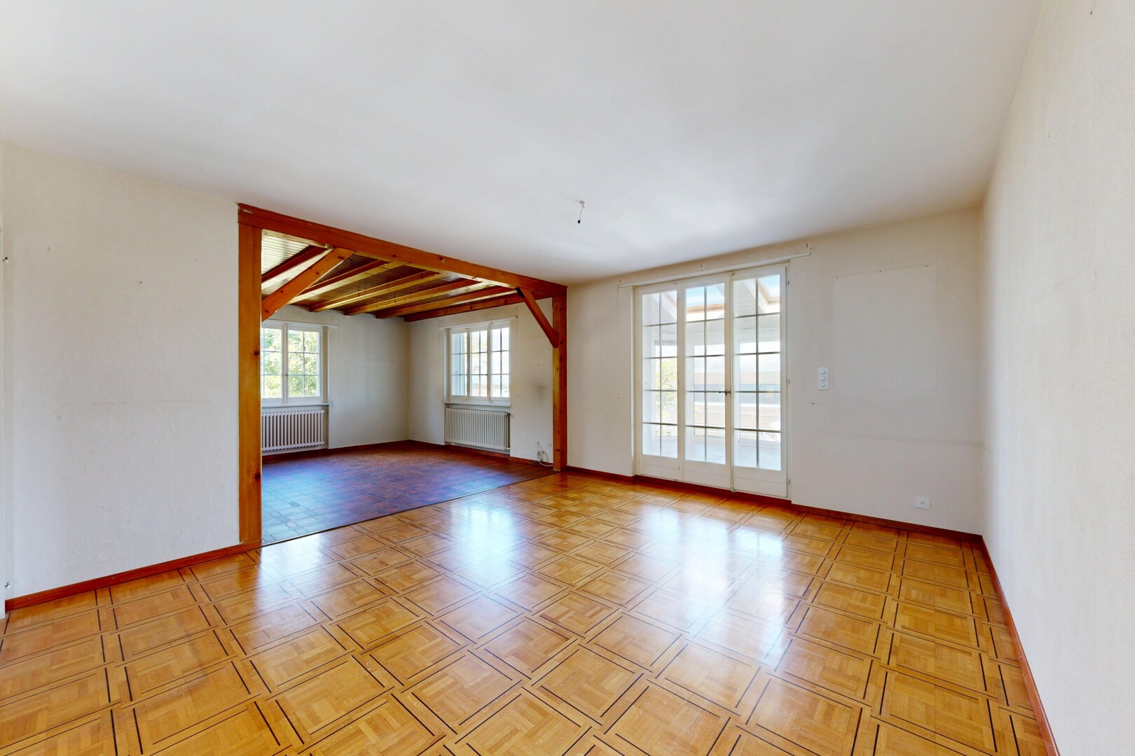 pièce vide avec portes-fenêtres, radiateur, sol en vinyle, vinyl floor, et inside property